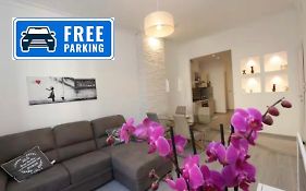 Exclusive Apt Really Downtown - Free Private Parking Included!
